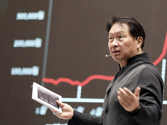 최태원 SK그룹 회장이 지난달 23일 제주 디아넥스 호텔에서 열린 '2020 CEO세미나'에서 파이낸셜 스토리 실행력을 강화해 기업가치를 제고해 나가자고 강조하고 있다.   <SK그룹 제공>